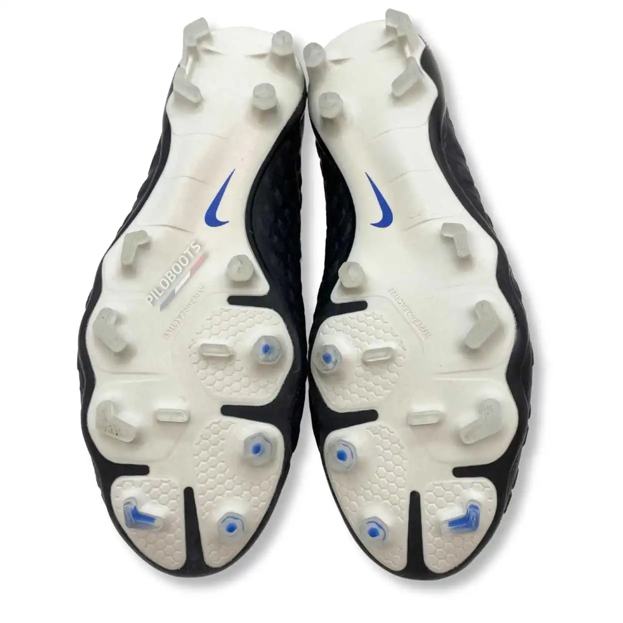 Nike Hypervenom Phantom 3 Pitch Dark Pack Piloboots – chaussures de foot avec crampons au design vintage, modèle rare et iconique.