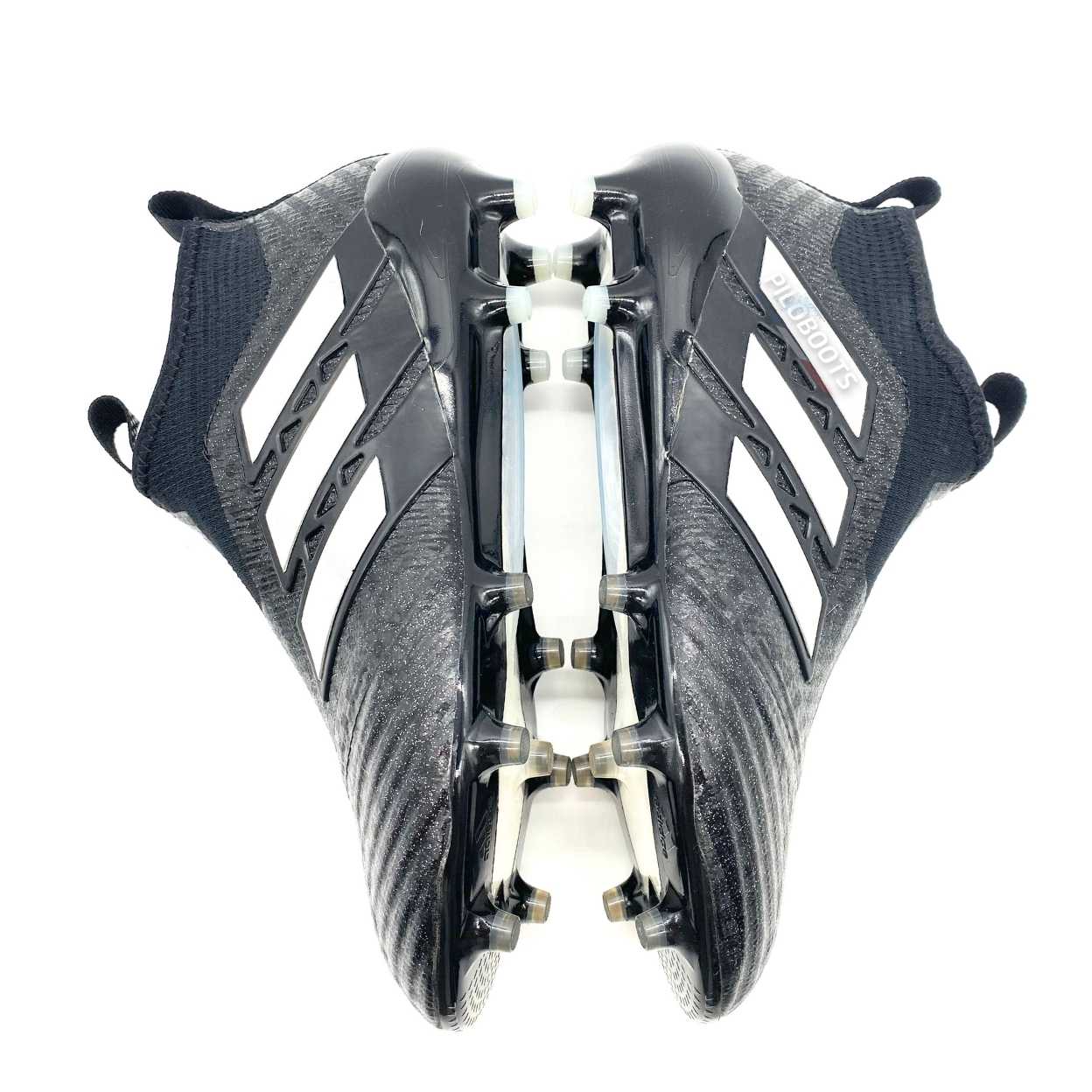 Chaussure de football rare, vintage, collector, haut de gamme Adidas Ace 17+ Chequered Black Pack  avec une vue en hauteur