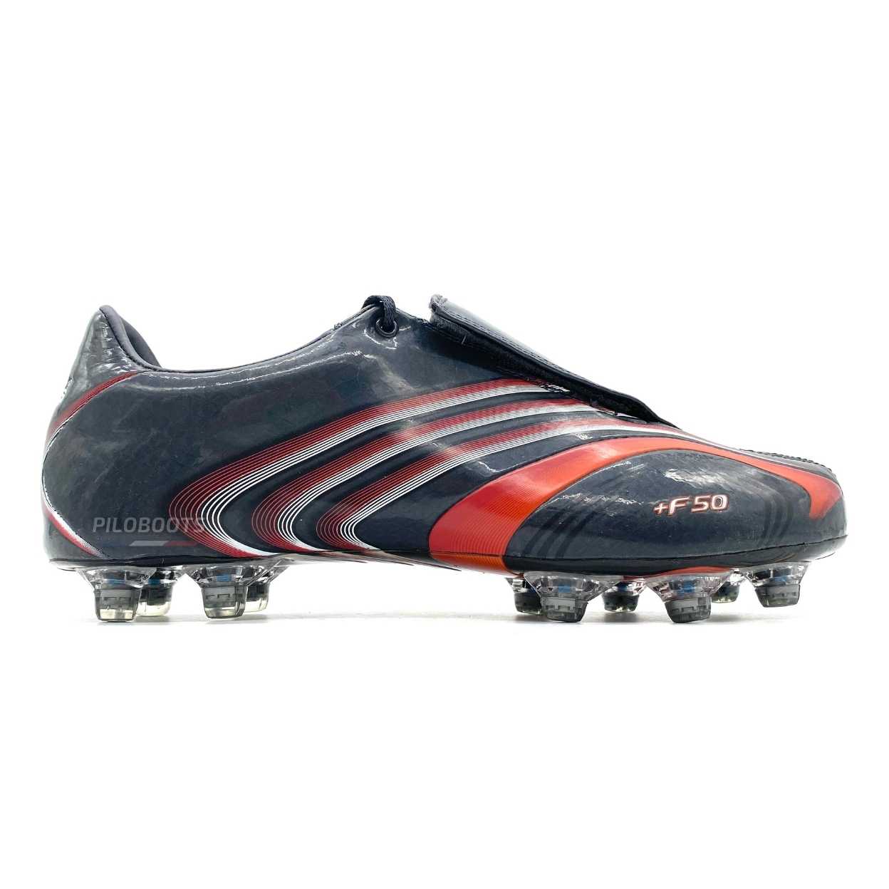 Chaussure de football vintage, collector, rétro Adidas F50 Tunit de couleurs noire, rouge et blanche