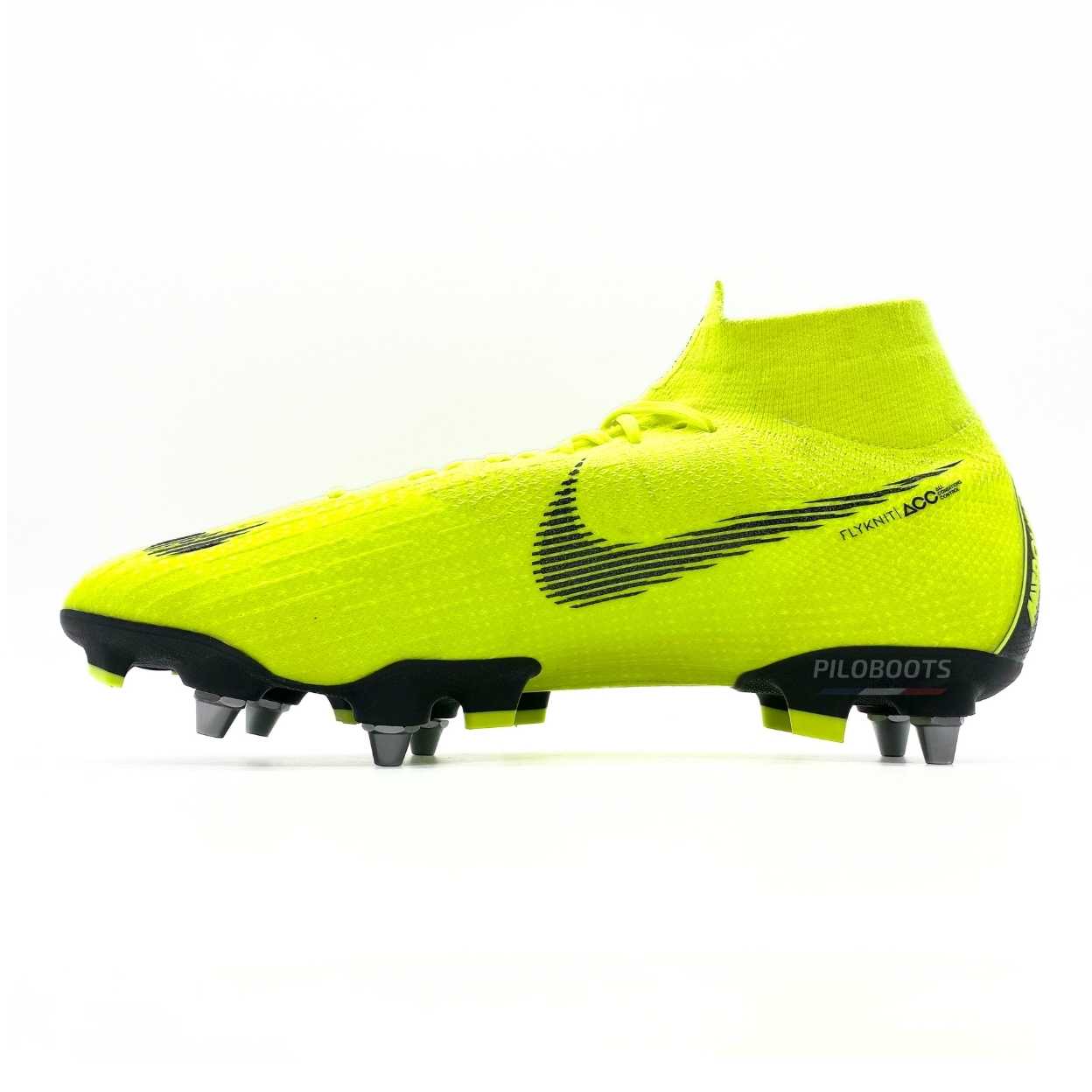 Chaussure de football rare, vintage et collector de la Nike Mercurial Superfly 6 verte avec un zoom sur le logo Nike