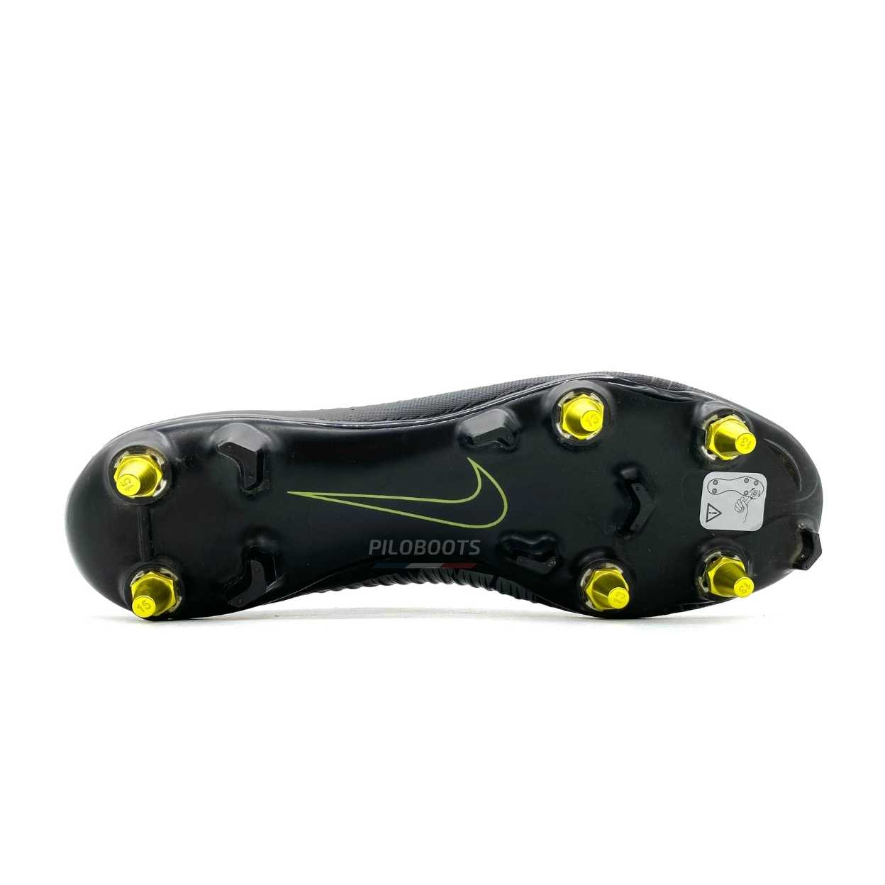 Chaussure de football rétro Nike Mercurial Vapor 11 SG-PRO avec une vue des crampons en fer