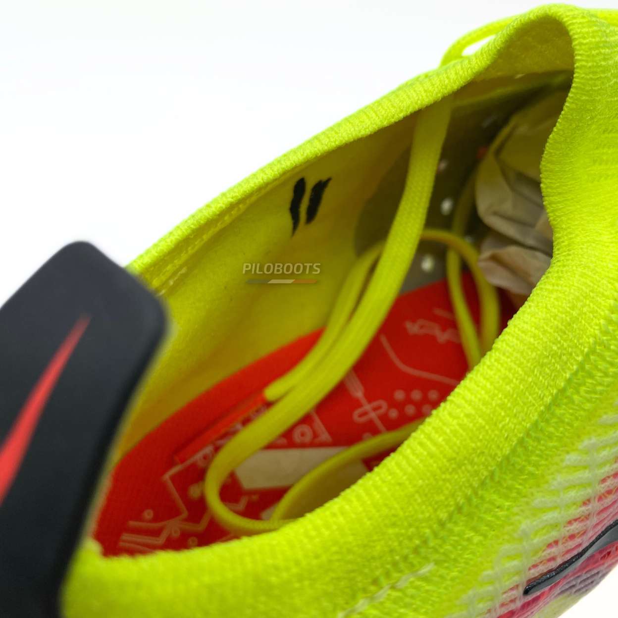 Nike Mercurial Vapor 14 SG-PRO Motivation Pack avec un détails à l'intérieur