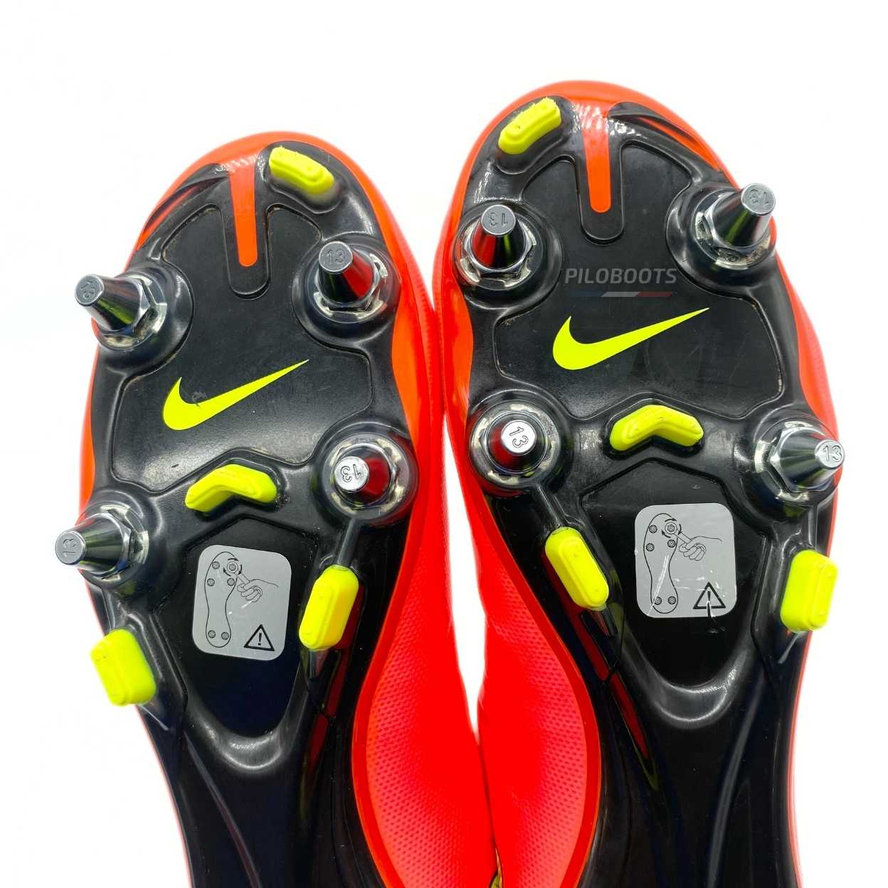 Chaussure de football rare, vintage et collector de la Nike Mercurial Veloce 3 avec un zoom sur les crampons métalliques et plastifiés