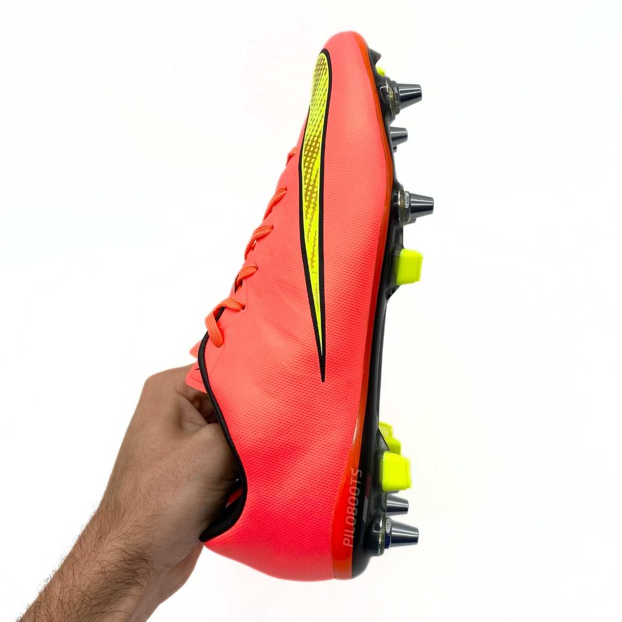 Chaussure de football rare, vintage de la nike mercurial veloce 3 de la coupe du monde sortie en 2014 avec une vue sur le logo Nike