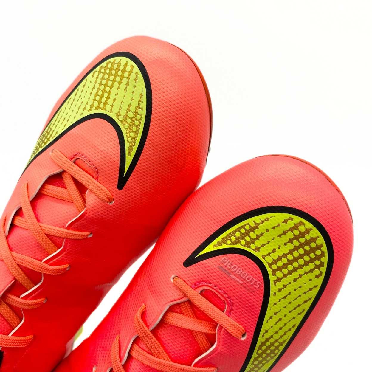 Chaussure de football rare, vintage de la nike mercurial veloce 3 de la coupe du monde sortie en 2014 avec une vue sur les détails de la chaussure