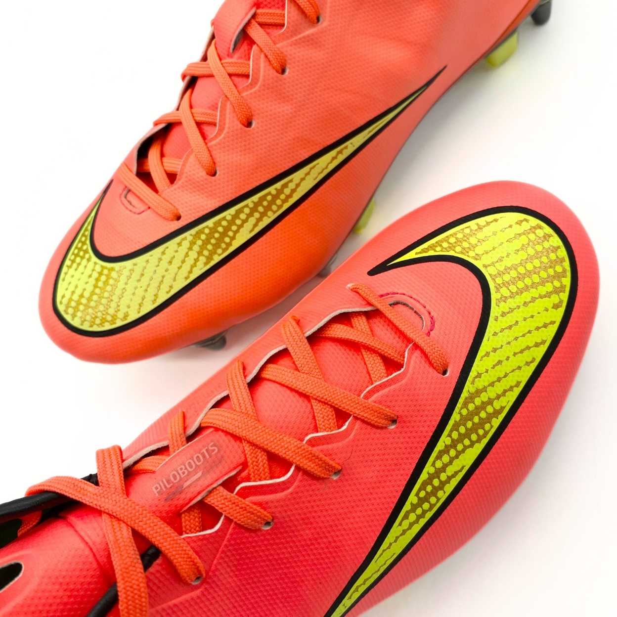 Chaussure de football rare, vintage de la nike mercurial veloce 3 de la coupe du monde sortie en 2014 avec une vue des 2 chaussures