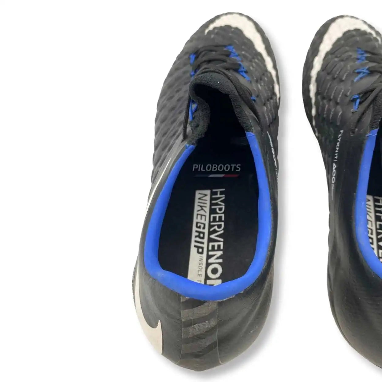 Nike Hypervenom Phantom 3 Pitch Dark Pack Piloboots – chaussures de foot avec crampons au design vintage, modèle rare et iconique.