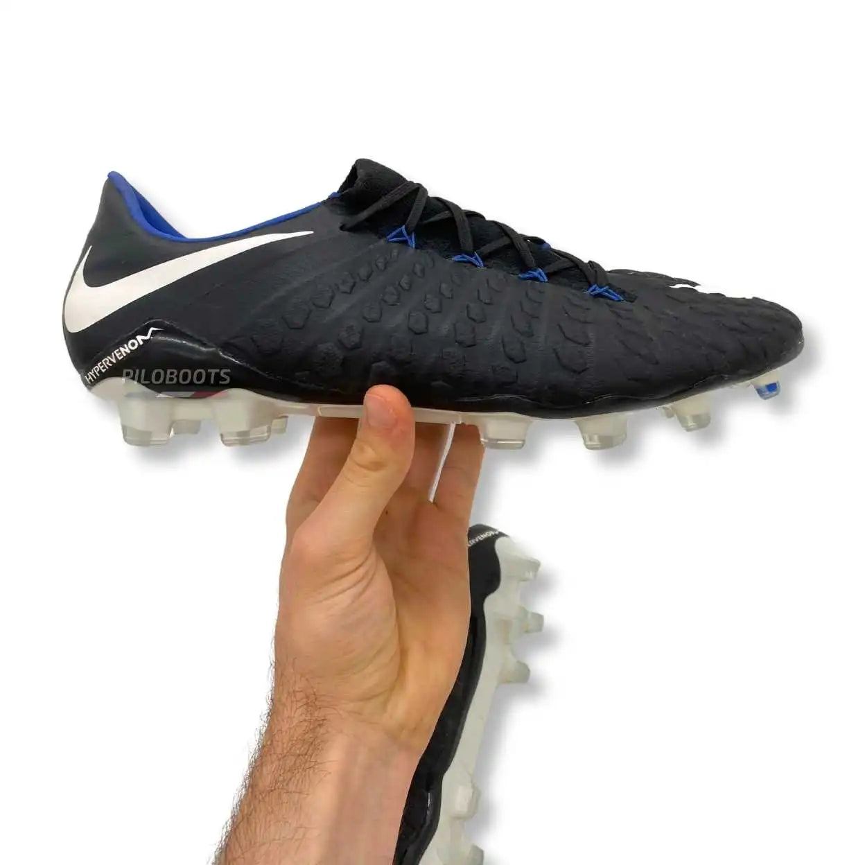Nike Hypervenom Phantom 3 Pitch Dark Pack Piloboots – chaussures de foot avec crampons au design vintage, modèle rare et iconique.