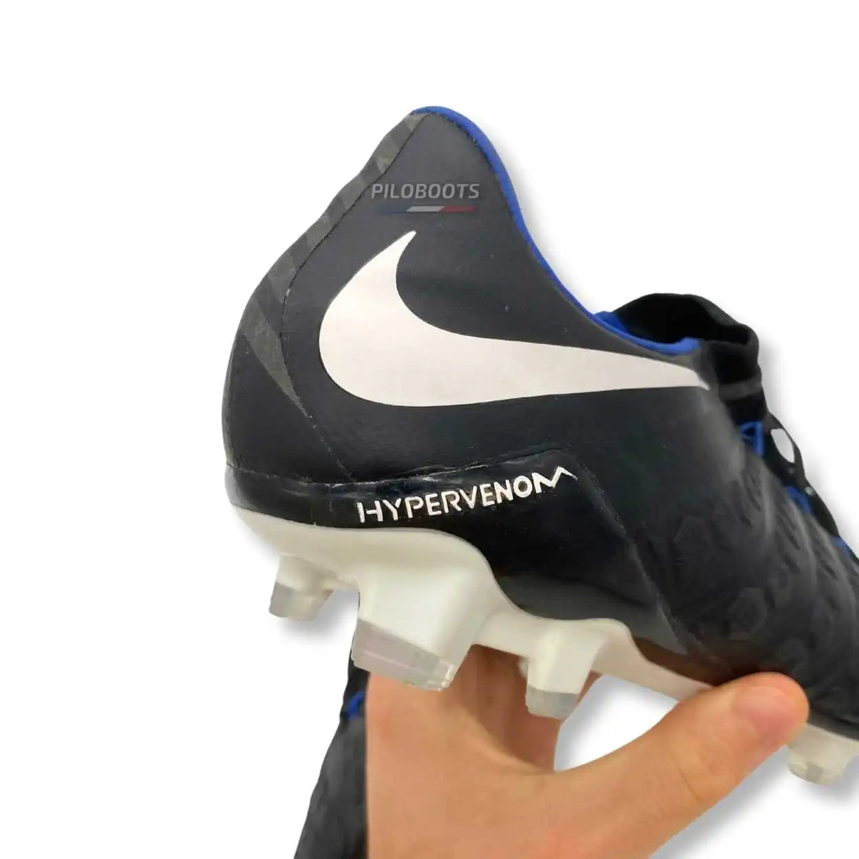 Nike Hypervenom Phantom 3 Pitch Dark Pack Piloboots – chaussures de foot avec crampons au design vintage, modèle rare et iconique.