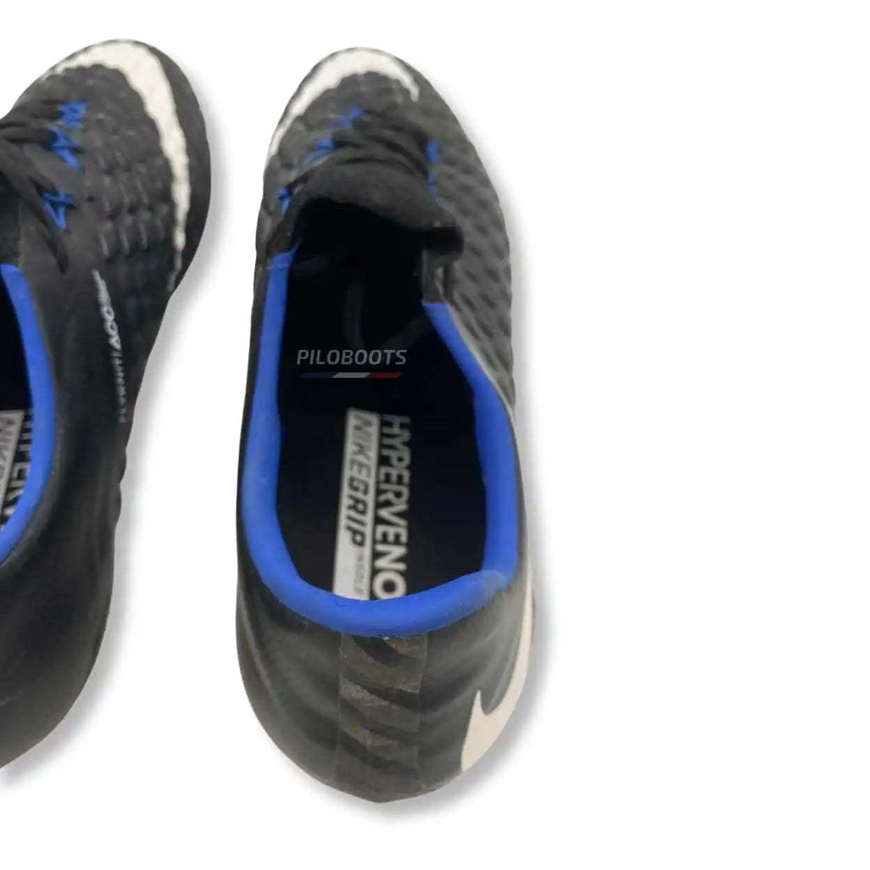 Nike Hypervenom Phantom 3 Pitch Dark Pack Piloboots – chaussures de foot avec crampons au design vintage, modèle rare et iconique.